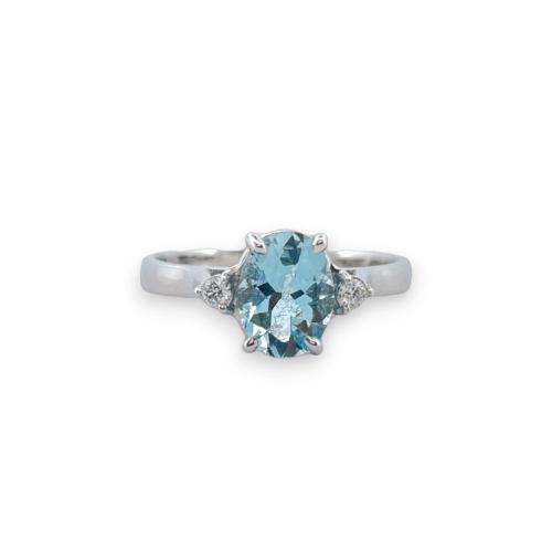 WHITE GOLD RING WITH OVAL CUT AQUAMARINE AND DIAMONDS