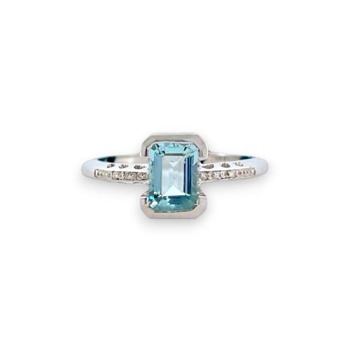 RING IN WHITE GOLD WITH OCTAGONAL CUT AQUAMARINE AND DIAMONDS