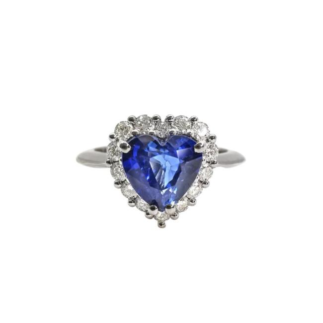 WHITE GOLD RING WITH DIAMONDS AND HEART SHAPED SAPPHIRE